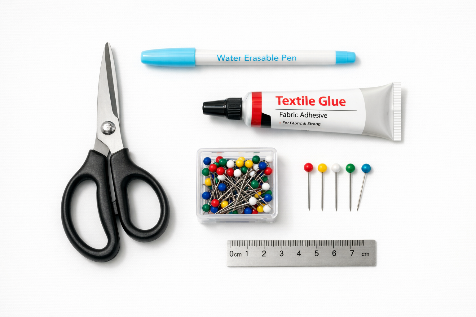 Makas, transfer kalemi ve tekstil yapıştırıcısı gibi yardımcı malzemeler